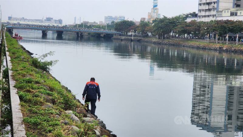 高雄連環殺人分屍案，警方14日上午派員到河道，搜尋涵洞與岸邊石頭有沒有擱淺的人體組織。中央社記者洪學廣攝 114年2月14日