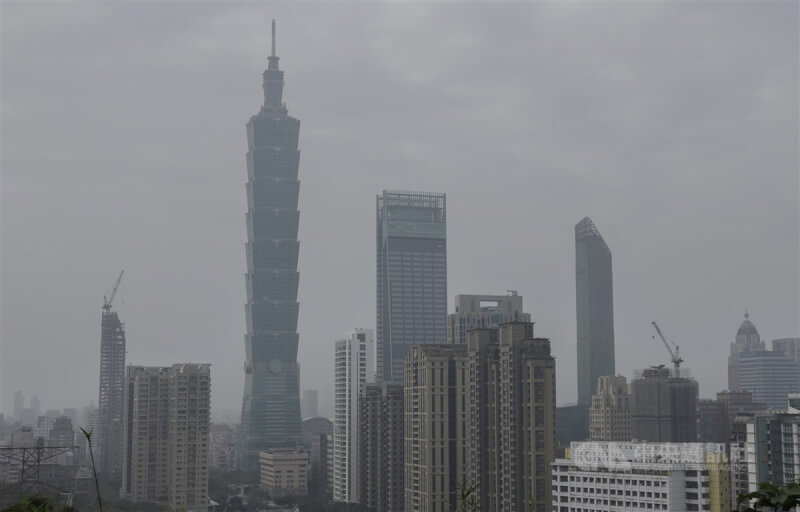 台北市信義區天空一片霧濛。（中央社檔案照片）