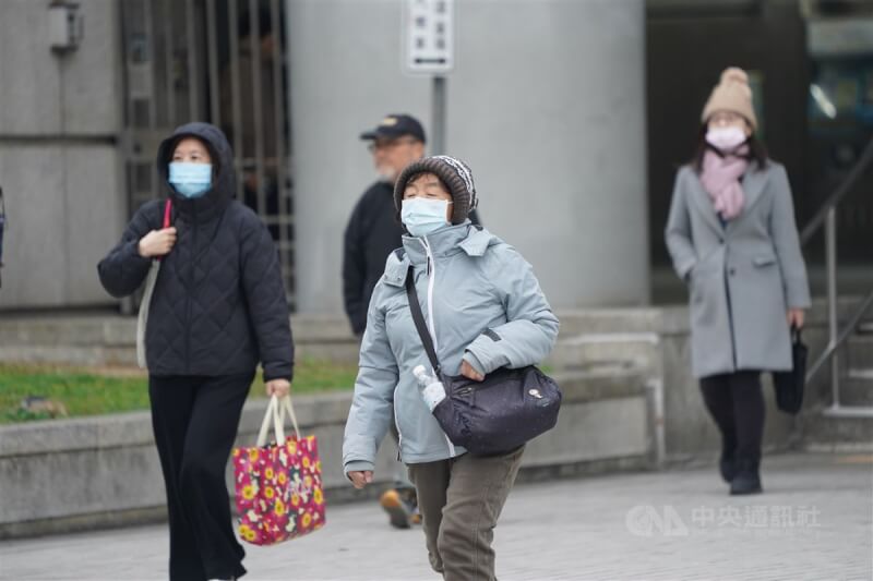 台北市北投區民眾出門時穿上厚重冬裝。（中央社檔案照片）