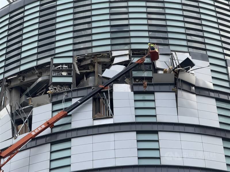 新光三越台中中港店13日氣爆，建物外牆嚴重毀損，工程人員14日進場著手清除可能掉落物。中央社記者蕭博陽台中市攝 114年2月14日