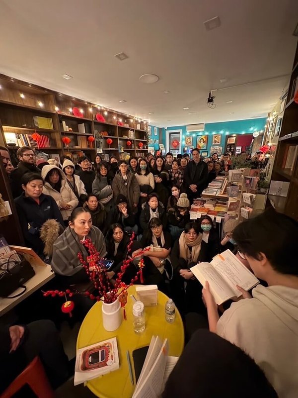 「臺灣漫遊錄」作者楊双子在紐約You & Me書店向讀者介紹獲獎的台灣歷史小說作品。(駐紐約台北文化中心提供)中央社記者廖漢原紐約傳真 114年2月15日
