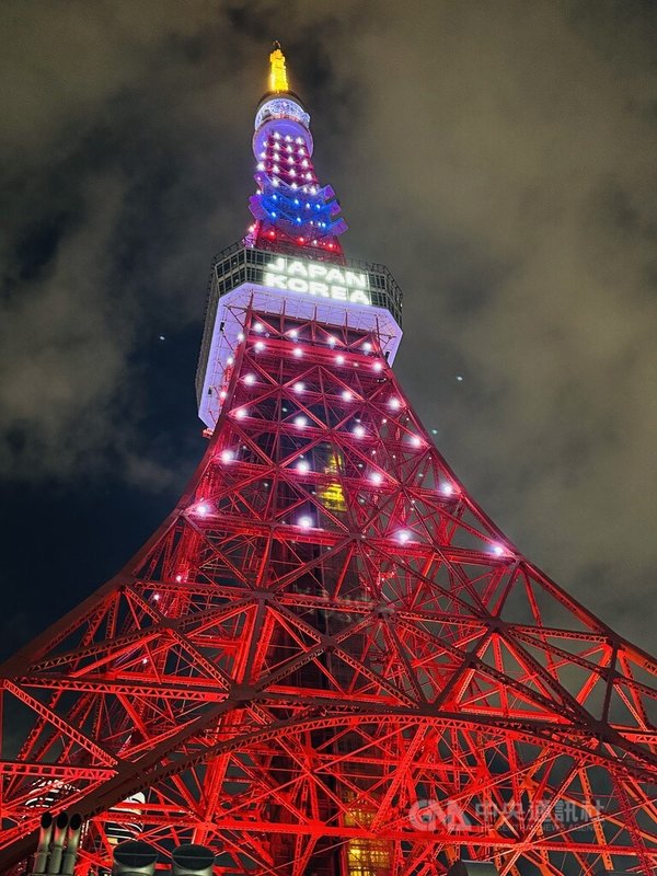 紀念日韓建交60週年，象徵兩國的知名地標東京鐵塔、南山首爾塔 （N首爾塔）15日晚間分別施以特殊光雕。東京鐵塔點呈現具日韓國旗意象的藍白紅色；展望台外牆呈現JAPAN KOREA的文字。中央社記者楊明珠東京攝  114年2月15日