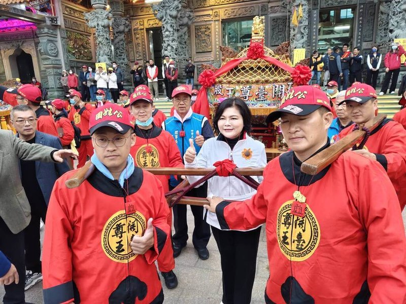 雲嘉地區五股開台尊王過爐大典16日登場，活動上午自四湖三條崙海清宮起駕前往大埤豐田村成功廟，雲林縣長張麗善（中，白衣者）出席，親自扶轎。（雲林縣政府文化觀光處提供）中央社記者蔡智明傳真  114年2月16日