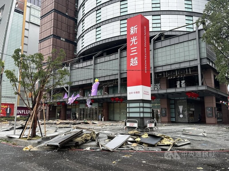 新光三越台中中港店13日發生氣爆，造成4死39傷，目前仍有11人住院治療中。中央社記者趙麗妍攝 114年2月16日