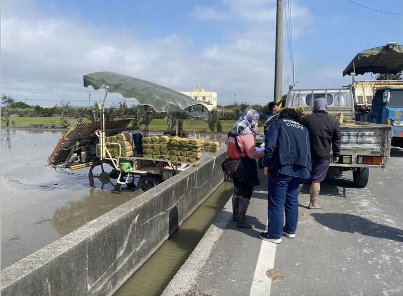 彰化縣政府農業處16日指出，農機掉泥巴污染道路，可能讓機車或腳踏車摔車，如發生交通事故，可處罰鍰新台幣3600元至1萬800元。（彰化縣政府提供）中央社記者吳哲豪傳真  114年2月16日