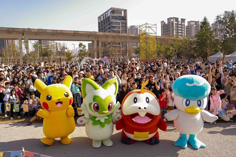 2025台灣燈會與日本知名IP「Pokémon寶可夢」合作並推出驚喜彩蛋，寶可夢快閃見面會將持續至23日，皮卡丘、新葉喵、呆火鱷、潤水鴨等現身與民眾互動。（桃園市政府觀光旅遊局提供）中央社記者吳睿騏桃園傳真  114年2月16日