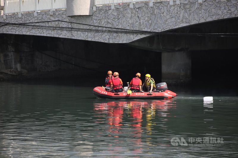 高雄連環殺人分屍案，檢警搜索遺骸邁入第11天，專案小組16日持續在前鎮區金鞏橋、成功橋周邊進行地毯式搜索。中央社記者張已亷攝  114年2月16日