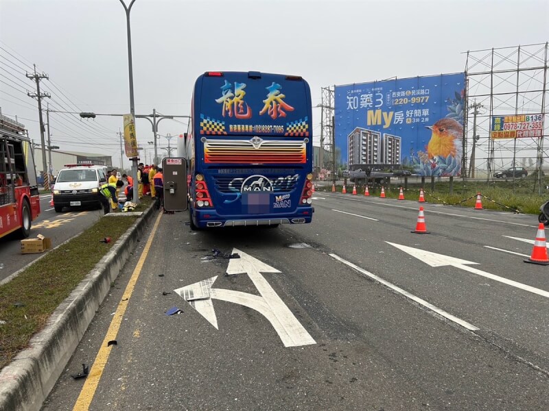 嘉義縣166縣道、159縣道交叉路口16日上午發生車禍，2部載香客前往北港朝天宮遊覽車與前方自小客疑未保持適當車距追撞，造成24人受傷送醫。（警方提供）中央社記者蔡智明傳真 114年2月16日