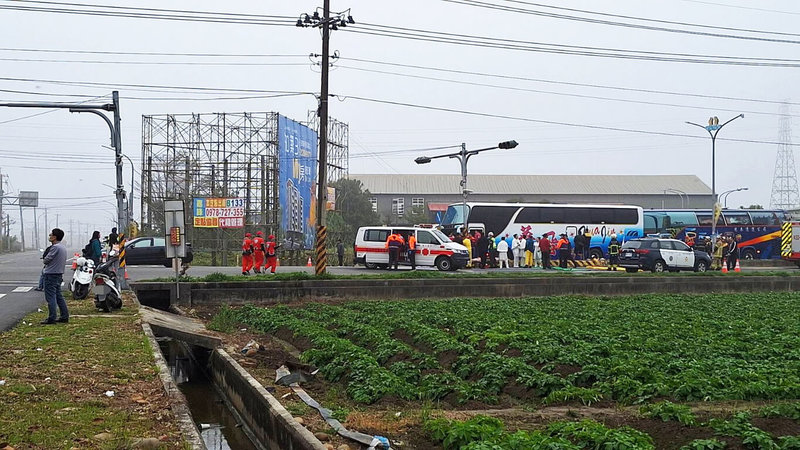 嘉義縣166縣道、159縣道交叉路口16日上午發生車禍，遊覽車與自小客車碰撞，造成20餘人受傷送醫。（縣議員陳文忠提供）中央社記者蔡智明傳真 114年2月16日