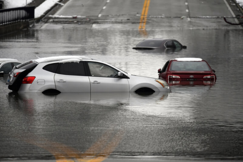 美國東部遭遇暴風雨侵襲，肯塔基州路易維爾市有汽車16日在地下道被洪水淹沒。（美聯社）