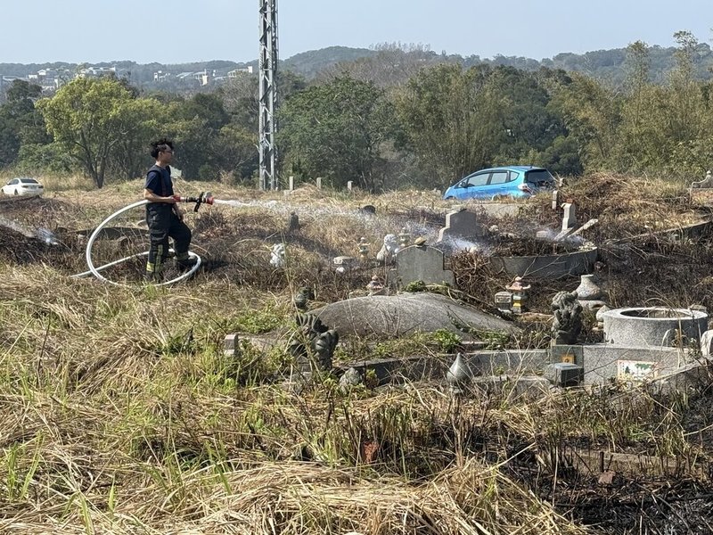 元宵節過後進入客家族群掃墓的高峰期，若引火不慎易引發火警，苗栗縣上個週末15、16日2天就發生29件公墓山林火警。（民眾提供）中央社記者管瑞平傳真 114年2月17日