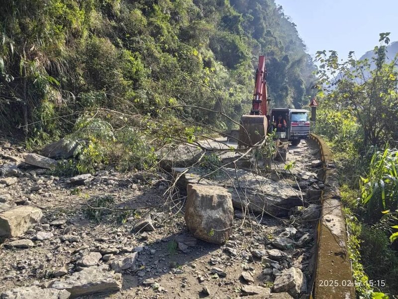 苗栗縣通往泰安溫泉區主要道路苗62線6.2公里處17日發生嚴重落石，巨大石塊占據車道，暫時封閉雙向道路，恢復通行時間視清理狀況而定。（縣議員劉美蘭提供）中央社記者管瑞平傳真  114年2月17日