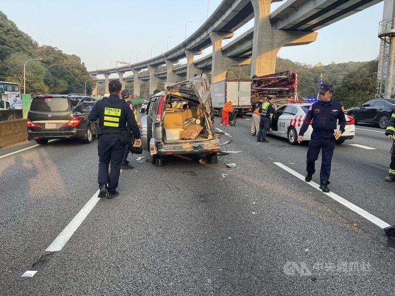 國道1號南向38.3公里林口路段17日發生事故，黃姓駕駛疑於車輛故障下車查看時遭貨車撞擊，送醫急救仍宣告不治。（翻攝照片）中央社記者王鴻國傳真  114年2月17日