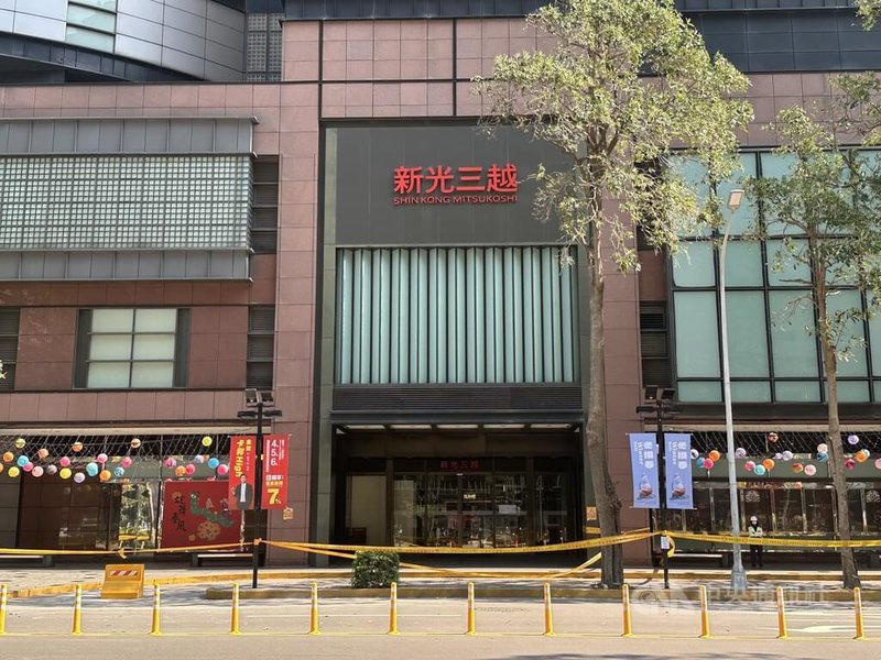 新光三越台中中港店氣爆案，初判12樓施工裝修導致，市府未收到施工申請也遭疑未主動稽查；有市議員憂心指出，台中市內是否有其他「供公眾使用的建築物」也正處於未受管理的風險之中。中央社記者趙麗妍攝  114年2月17日