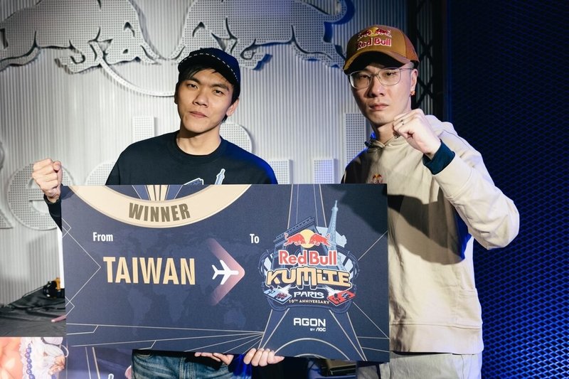 知名快打旋風賽事Red Bull Kumite台灣預賽落幕，由綽號魔王的JGAME  ZJZ（曾家鎮）（左）拿下冠軍，將代表台灣前往法國巴黎參賽，爭奪世界總決賽16強門票。（Red Bull提供）中央社記者黎建忠傳真  114年2月17日