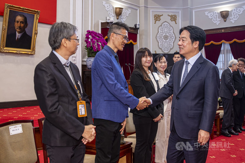 總統賴清德（前右）17日上午接見「113年全國模範公務人員代表」，與高雄市政府工務局新建工程處副總工程司黃麟達（左2）等握手致意。中央社記者鄭清元攝  114年2月17日