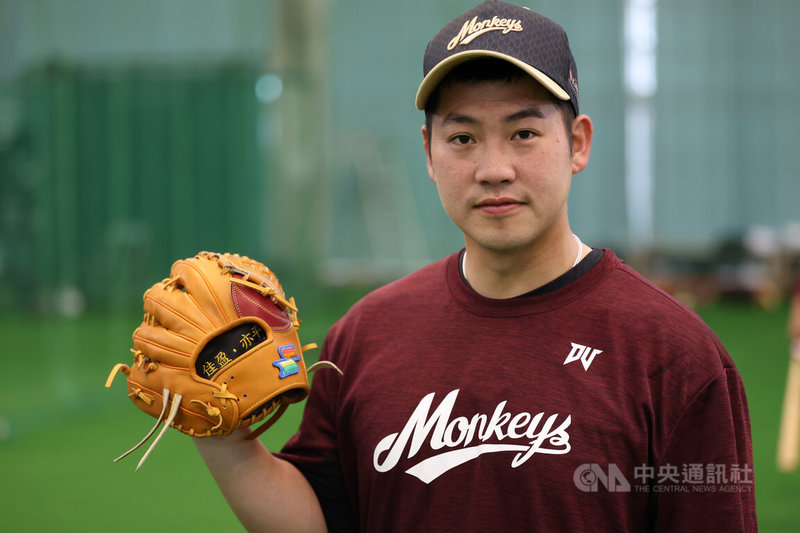 中華職棒樂天桃猿主力內野手梁家榮（圖）本季將妻兒的名字刻在手套裡，象徵與心愛家人攜手在場上拚戰的感覺。中央社記者張新偉石垣市攝  114年2月17日