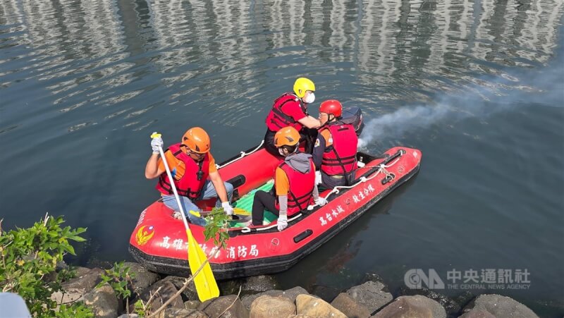 高雄連環殺人分屍案，檢警17日持續在前鎮區五號船渠周邊進行打撈作業。中央社記者董俊志攝 114年2月17日