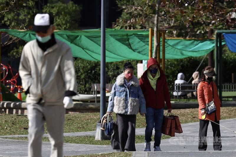 圖為台北市內湖區民眾穿外套禦寒。（中央社檔案照片）