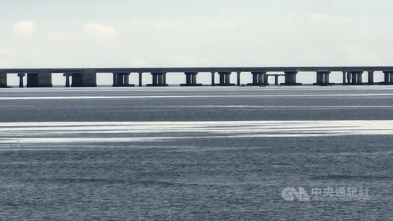 澎湖縣政府17日表示，連接澎湖白沙與西嶼鄉的澎湖跨海大橋，14日起至28日進行汰換橋上老舊且有光衰問題的照明改善作業，呼籲用路人行經工區注意施工狀況，確保交通安全。中央社  114年2月17日