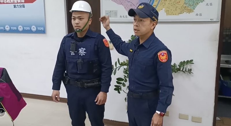 台中新光三越百貨氣爆後全館停電，台中市警察局第六分局員警基於任務需求，案發後每天需要徒步從1樓爬到12樓，身上還帶著6到8公斤裝備及頭戴工程帽。（警方提供）中央社記者郝雪卿傳真 114年2月17日