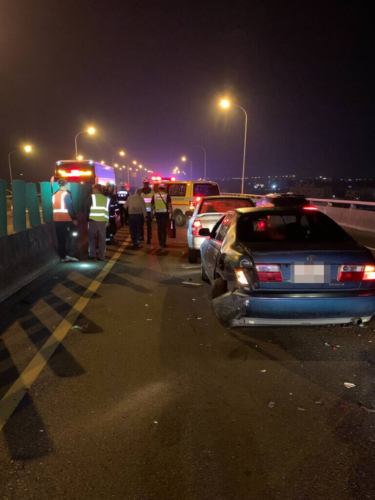 台88快速道路16日晚間發生交通事故，2部自小客車在往高雄方向追撞，其中後車駕駛下車擺放交通錐時，遭後方來車撞飛至對向車道後，又遭車輛二度撞擊，當場死亡。（屏東縣政府消防局提供）中央社記者黃郁菁傳真 114年2月17日