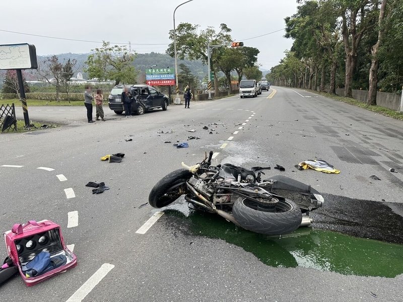 宜蘭縣三星鄉三星路二段17日發生汽車與大型重機撞擊車禍，30多歲林姓騎士當場因劇烈衝撞送醫搶救後不治，機車也扭曲變形，零件散落滿地，詳細肇事原因待警方釐清。（警方提供）中央社記者沈如峰宜蘭縣傳真 114年2月18日