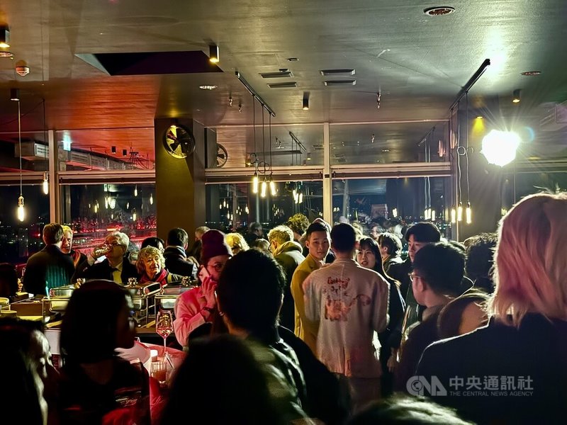 由文策院在柏林天空酒吧（SOLAR Berlin Sky Bar）舉辦的柏林影展台灣之夜熱鬧登場，台灣入圍電影團隊與國際影人齊聚交流。中央社記者林尚縈柏林攝 114年2月18日