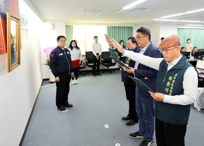 台南市政府新任秘書處長黃國照、農業局長李芳林及都市發展局長林榮川（從左至右），18日在市政會議宣誓就職。（台南市政府提供）中央社記者張榮祥台南傳真 114年2月18日