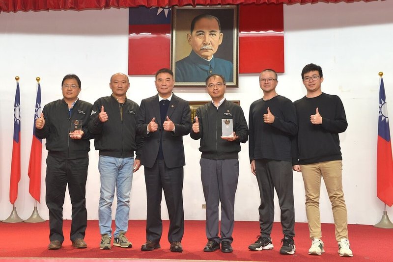 交通部辦理113年度第25屆金路獎，其中縣市政府授獎項目「路況養護」及「橋梁維護」，苗栗縣均獲評比為非直轄市績優單位，縣長鍾東錦（左3）18日公開表揚交通工務處團隊及相關獲獎廠商。（苗栗縣政府提供）中央社記者管瑞平傳真  114年2月18日