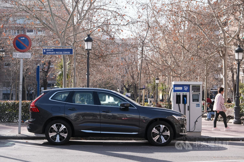 西班牙電動車市場排名洗牌，中國電動車比亞迪（BYD）大幅超越特斯拉（Tesla），今年1月在西班牙熱賣1192輛，是特斯拉同期銷量268輛的4倍多。圖為首都馬德里市區內一處電動車充電站。中央社記者胡家綺馬德里攝 114年2月18日