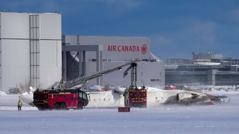 美國達美航空一架客機17日降落加拿大多倫多皮爾森國際機場時發生翻覆事故。（路透社）