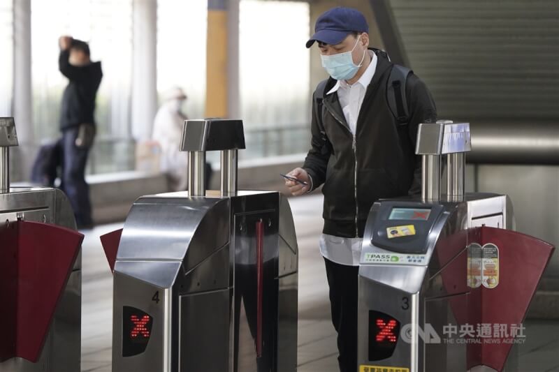 圖為旅客在捷運站感應儲值卡通過閘門。中央社記者徐肇昌攝 114年2月17日