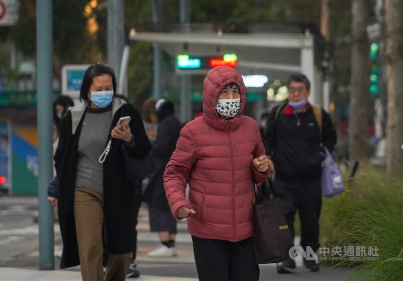 圖為台北市士林區民眾穿上羽絨外套保暖。（中央社檔案照片）