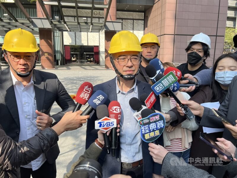 台中新光三越百貨發生氣爆後全館停業中，有專櫃人員抱怨被派到外地支援，新光三越營業本部副本部長謝英明（中）18日接受聯訪說，總公司已協調廠商啟動短期安置計畫。中央社記者郝雪卿攝 114年2月18日