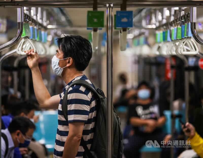 民眾戴口罩搭乘台北捷運。（中央社檔案照片）