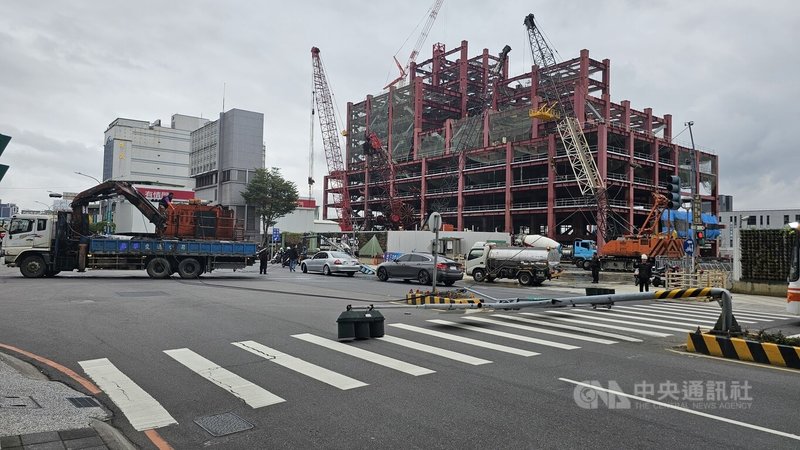 新北市三重區重新路與光復路口18日發生貨車吊臂未降下，行駛時疑因勾到電纜線，當場扯斷2支號誌燈桿的事故，車流一度受阻，所幸無人受傷。中央社記者王鴻國攝 114年2月18日