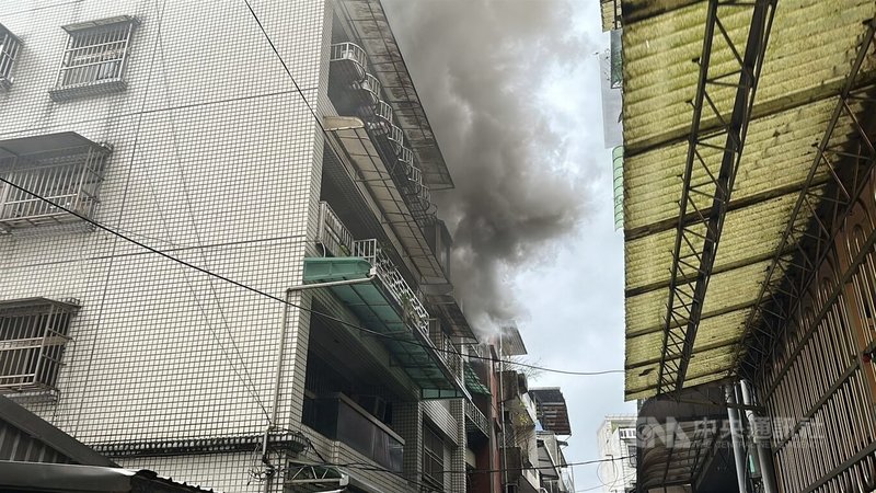 基隆市中興路18巷1棟民宅4樓（圖）18日上午9時許發生火警，現場竄出大量濃煙，有人員受困屋內，消防員到場隨即調派1組人員入內搜救，在陽台靠近窗戶處，發現年約90歲行動不便的楊姓老翁，但已明顯死亡。中央社記者王朝鈺攝 114年2月18日