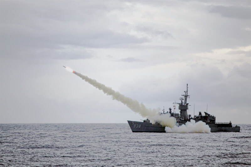 圖為海軍寧陽軍艦發射魚叉反艦飛彈。（國防部提供）