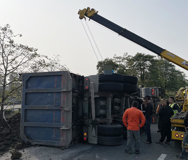 1輛聯結車18日上午行經國道1號南向約220公里處北斗交流道匝道，撞上護欄翻車，消防人員抵達現場時聯結車駕駛未受困，輕微擦傷，拒絕送醫。（彰化縣消防局提供）中央社記者鄭維真傳真  114年2月18日