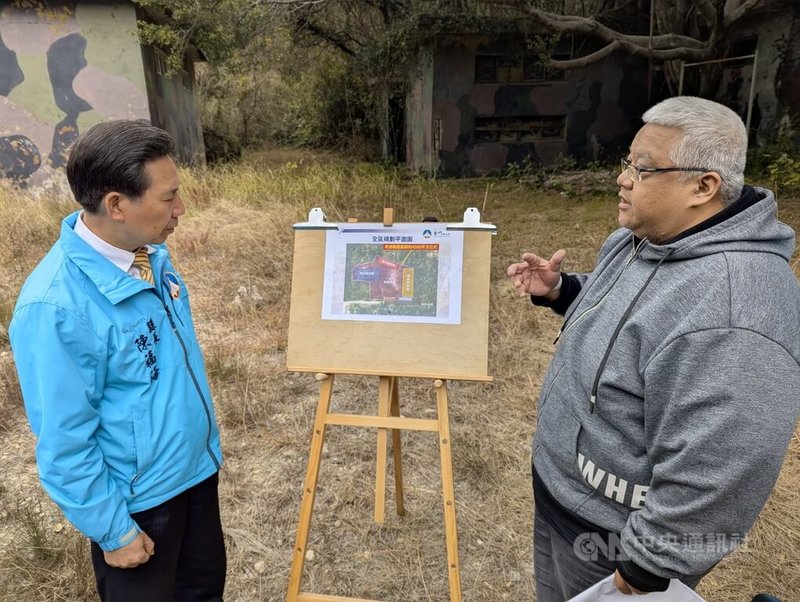 為使舊建材可活化利用，金門縣政府在白龍潭營區規劃建置建材銀行，金門縣長陳福海（左）日前與金門國家公園管理處、文化局、工務處等相關單位前往現勘。中央社記者吳玟嶸攝  114年2月19日