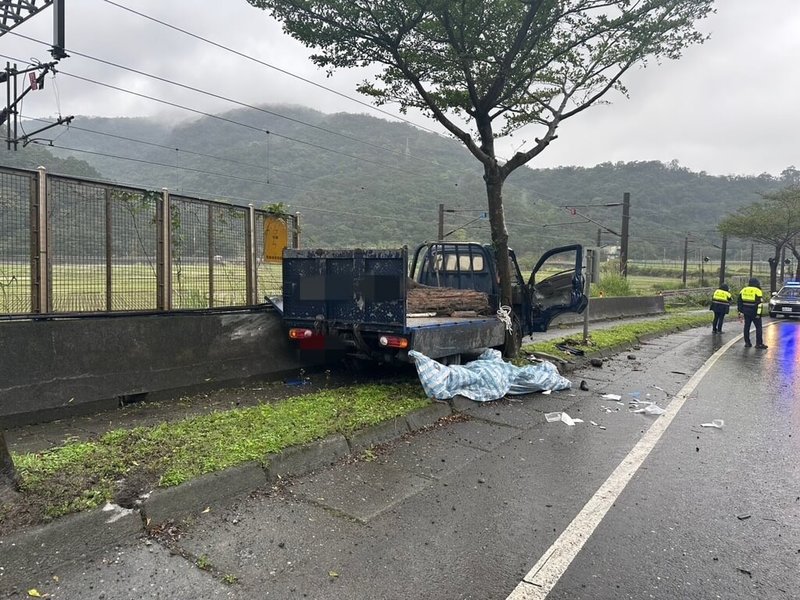 宜蘭縣蘇澳鎮中山路2段18日發生小貨車自撞路樹事故，49歲吳姓男駕駛重傷送醫不治，事故原因待警方進一步釐清。（警方提供）中央社記者沈如峰宜蘭傳真  114年2月19日