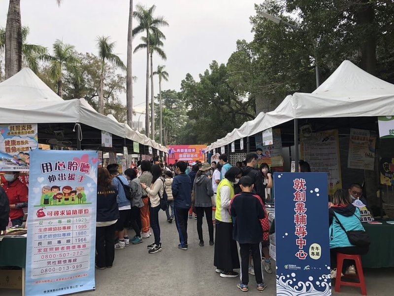 屏東縣政府22日上午將在屏東公園椰林大道舉辦徵才活動，預計提供近千個職缺，歡迎民眾把握機會參與。圖為過往徵才活動舉辦情形。（屏東縣政府勞動暨青年發展處提供）中央社記者黃郁菁傳真  114年2月19日