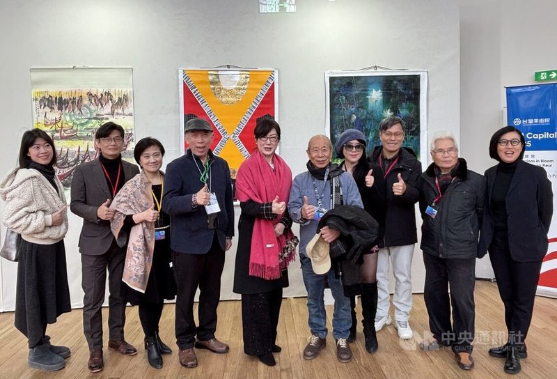 首都藝術展18日於巴黎大皇宮開展，台灣共有23位藝術家大陣仗參加。駐法大使郝培芝（左5）與駐法台灣文化中心主任胡晴舫（右1）前往致意，與藝術家吳炫三（右5）、梁永斐（左4）、黃進龍（右3）、李文謙（右2）、林欽賢（左2）、陳香伶（右4）、師大控股公司執行長林雅萍（左3）合影。中央社記者曾婷瑄巴黎攝 114年2月19日