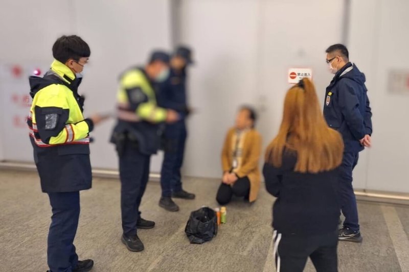 桃園市政府警察局捷運警察隊接獲報案指出，1月至2月中旬，陸續有一名竊嫌著咖啡色外套、黑色長褲到車站內便利超商拿取商品，員警18日著便衣佯裝顧客，埋伏在便利商店，確認犯嫌竊取商品離開店內後，立即將犯嫌逮捕。（桃園市政府警察局捷運警察隊提供）中央社記者吳睿騏桃園傳真  114年2月19日