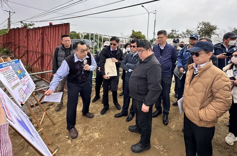 嘉義縣水上鄉南靖產業園區因地勢低窪遇豪大雨易淹水，民進黨立委蔡易餘（前右2）與相關單位19日前往現場會勘，確定將利用八掌溪疏濬土方增高園區35公分。（蔡易餘提供）中央社記者蔡智明傳真  114年2月19日