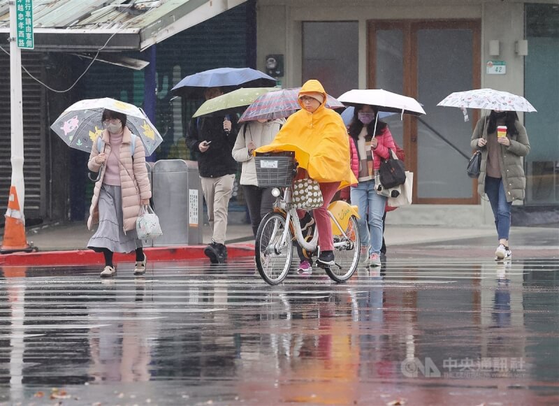 圖為台北市中正區民眾穿雨衣騎腳踏車。（中央社檔案照片）