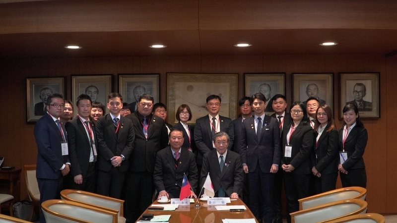 救國團主任葛永光(左)率「第27屆中華民國青年代表訪日團」一行18人於17日抵日展開為期5天的交流。17日到日本執政黨自民黨總部拜會自民黨幹事長森山裕。訪日團此行受到高規格接待。(救國團提供)中央社記者楊明珠東京傳真 114年2月19日
