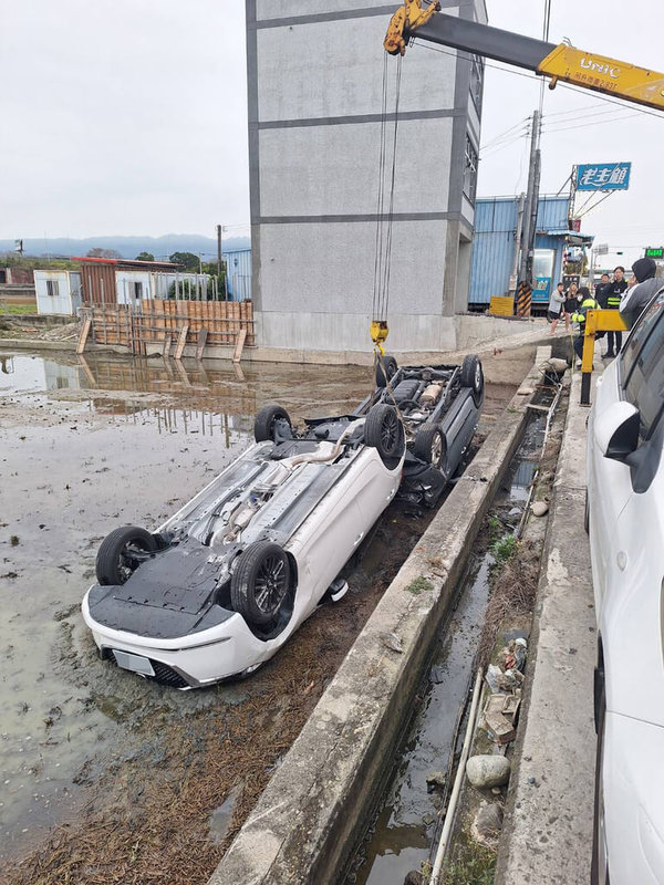 苗栗縣苗140線苑裡交流道附近19日發生自小客車碰撞意外，1名男子疑身體不適，駕車偏離車道並撞上停放在路旁轎車，導致2部車輛都翻落田中。（民眾提供）中央社記者管瑞平傳真  114年2月19日