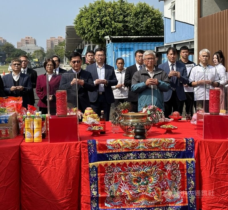 國訓中心19日舉行第3期士校營區新建游泳館及網球場工程動土典禮，教育部政務次長暨國訓中心董事長張廖萬堅（前左）率眾人上香祈福，希望將國訓打造得更加完善，讓選手得到最棒的照顧。中央社記者黎建忠攝  114年2月19日